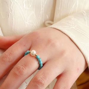 Elastic turquoise beaded ring with a natural freshwater pearl and gold accents