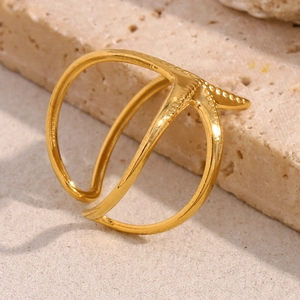 Vue rapprochée d'une bague étoile de mer en acier inoxydable doré 18 carats