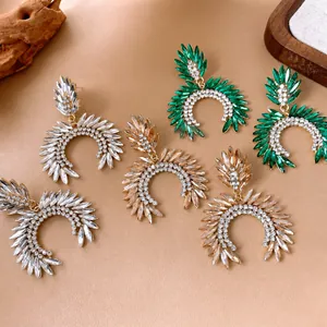 Elegantes pendientes de cristal de estilo palaciego vintage en verde esmeralda, claro y dorado