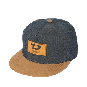 Berretto da baseball in denim blu con visiera in pelle scamosciata marrone e patch in pelle