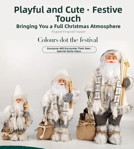 Trois figurines de Père Noël nordique blanc avec skis et sacs cadeaux en différentes tailles