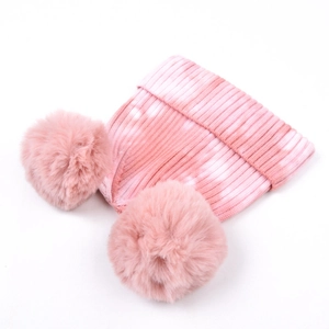 Berretto in maglia tie-dye rosa con due pompon e bordo a coste per l'inverno caldo