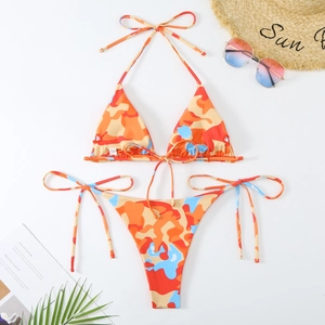 Bikini camouflage à plat avec chapeau de soleil, lunettes et feuilles de palmier déco
