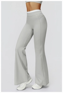 Détail du pantalon de yoga taille haute avec ceinture contrastée et jambe évasée