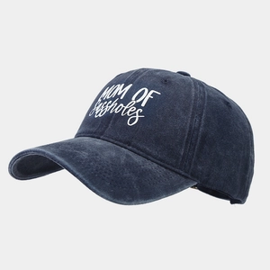 Detailansicht der Retro-Baseballkappe in verwaschenem Marineblau mit weißem Schriftzug