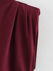 Détail du tissu sergé rouge vin montrant une texture plissée exquise et un tissage fin