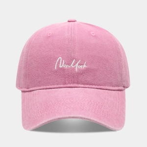 Gros plan sur la casquette rose en coton délavé avec broderie New York blanche