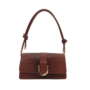 Sac à bandoulière marron motif crocodile avec fermoir en U doré sur fond blanc pur