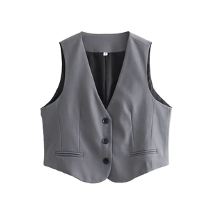 Détail du gilet de costume gris avec fermeture à trois boutons et poches factices sur fond blanc