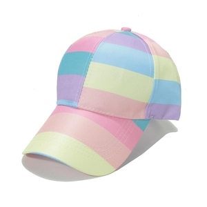 Regenbogen gestreifte Baseballkappe in Pastellfarben für optimalen Sonnenschutz