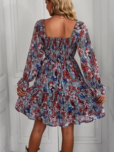 Detail der gesmokten Rückseite und Blumendruck am langärmeligen Chiffonkleid