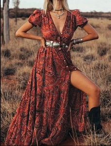 Detail van de Boheemse maxi-jurk met paisley-print en een hoge zijsplit aan de rok