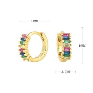 Vue détaillée des boucles d'oreilles huggie dorées avec oxydes de zirconium et dimensions