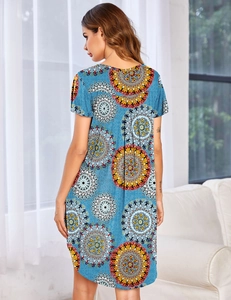 Dettaglio posteriore della camicia da notte blu a maniche corte con stampa mandala