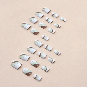 Faux ongles courts à motif de vagues en vert, crème et marron café élégants