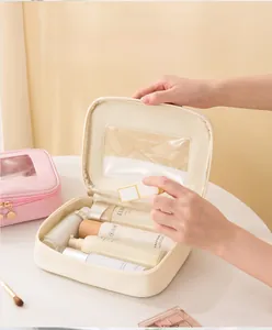Dettaglio della trousse beige con finestre trasparenti che mostrano prodotti per la cura
