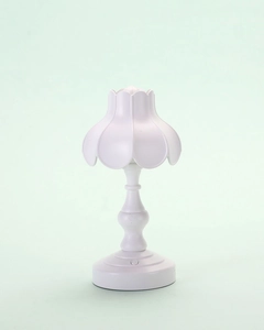 Dettaglio della lampada da notte LED vintage bianca con paralume a petalo e base in legno