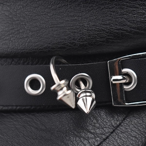 Schwarze PU-Leder Militärmütze mit silbernen Metallschnallen und Punk-Stil Ösen