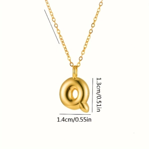 Dettaglio dimensioni del ciondolo a lettera Q dorata a palloncino da 1,3 cm x 1,4 cm