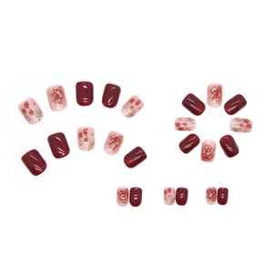 Faux ongles à presser en rouge rose profond avec motifs floraux et paillettes argentées