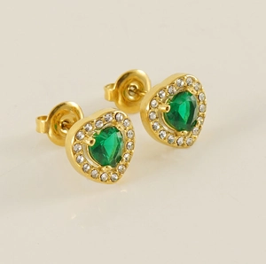Détails des boucles d'oreilles cœur dorées avec gemme verte et éclats de zircon