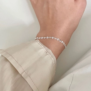 Minimalist S925 sterling silver twisted chain bracelet on female model's wrist