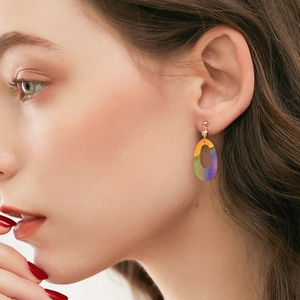 Boucles d'oreilles ovales géométriques colorées avec imprimé éclaboussures et strass