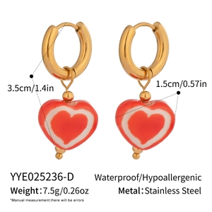 Vue détaillée des boucles d'oreilles cœur en acier doré avec les dimensions et le poids.