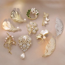 Detailed collection of vintage butterfly and floral crystal brooches with pearls