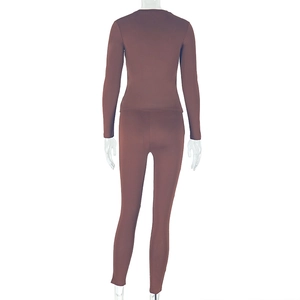 Vue arrière de l'ensemble moulant marron deux pièces avec haut à manches longues et legging