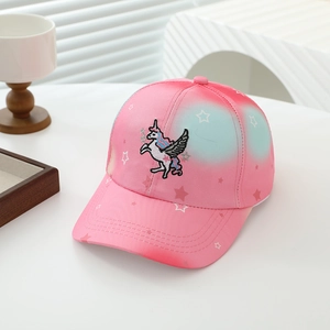 Dettaglio del cappellino bimbi rosa sfumato con ricamo di unicorno e motivi a stelle