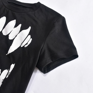 Gros plan de l'imprimé gothique et du col rond sur ce t-shirt noir à manches courtes en coton