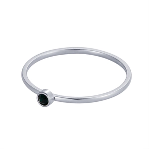 Bague fine en acier inoxydable argenté ornée d'une pierre précieuse vert émeraude