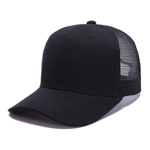 Dettaglio del cappellino trucker nero traspirante con cuciture di qualità e tessuto di cotone