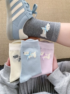Dettaglio di calzini in cotone con fiocchi 3D e motivi carini di cane Westie