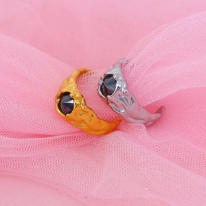 Chic Y2K style gold and silver lava texture rings with black gemstone for women