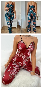 Détail d'un ensemble pyjama en satin soyeux à imprimé fleuri avec caraco et pantalon