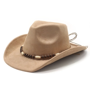 Brauner Cowboyhut aus Wildlederimitat mit Ethno-Perlenband und geschwungener Krempe