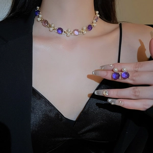 Vue détaillée d'un ensemble de bijoux vintage avec collier de perles mauves sur un mannequin