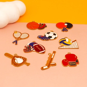 Set di 9 ciondoli sportivi in smalto e lega con motivi basket e calcio per gioielli DIY