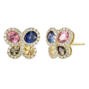 Detalle de pendientes de mariposa con gemas coloridas y micro-pavé de cristales blancos