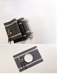 Detail eines gewebten PVC-Tischsets mit gestreiftem Jacquardmuster und Hitzebeständigkeit