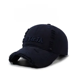 Vue détaillée de la casquette vintage délavée avec broderie NY & JA