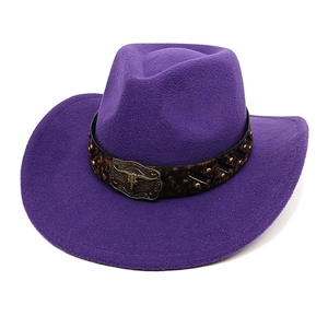 Chapeau de cowboy violet en feutre avec ruban léopard et tête de taureau en métal rétro