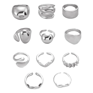 Detailliertes Set aus 11 silbernen minimalistischen Ringen mit flüssigen Metallmustern