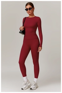 Vue détaillée de l'ensemble de yoga rouge foncé avec haut à manches longues et leggings