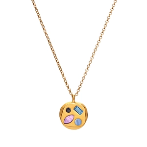 Collana MOM dorata con ciondolo a pietre colorate e gemme di forme diverse su bianco