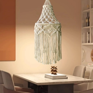 Abat-jour en macramé fait main couleur crème avec franges pour une décoration bohème