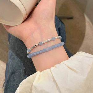 Vue détaillée d'un bracelet double rang avec perles bleu ciel et accents argentés