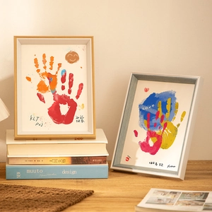 Σετ ξύλινες κορνίζες DIY με πολύχρωμα αποτυπώματα χεριών και καλλιτεχνική διακόσμηση